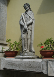Christ au pied de la cathédrale